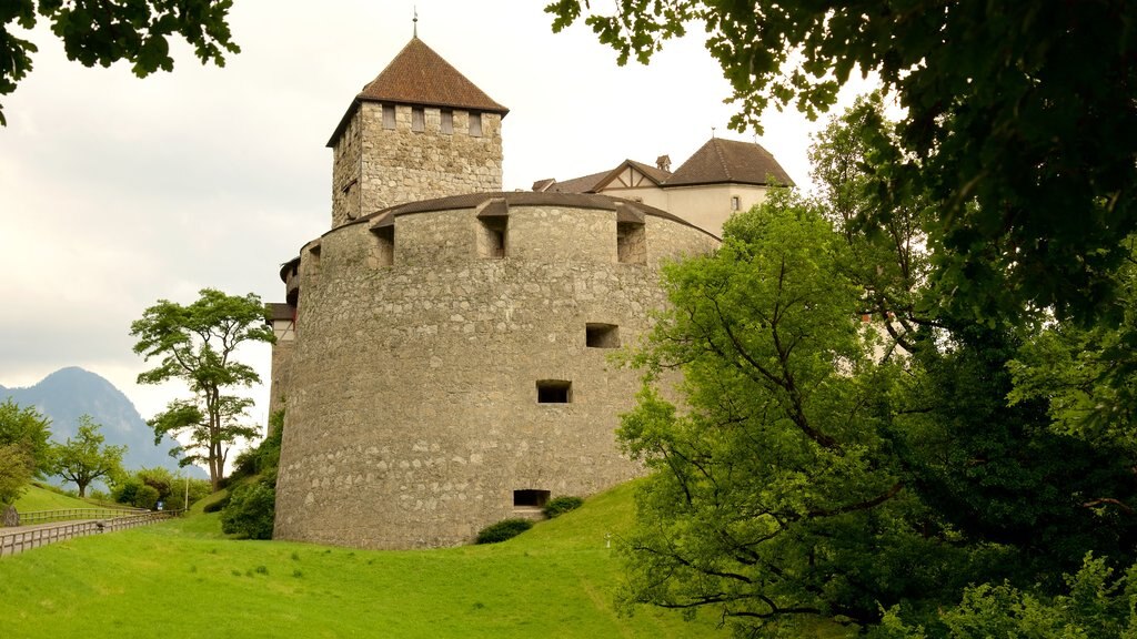 Vaduz slott som inkluderer rolig landskap, historisk arkitektur og palass