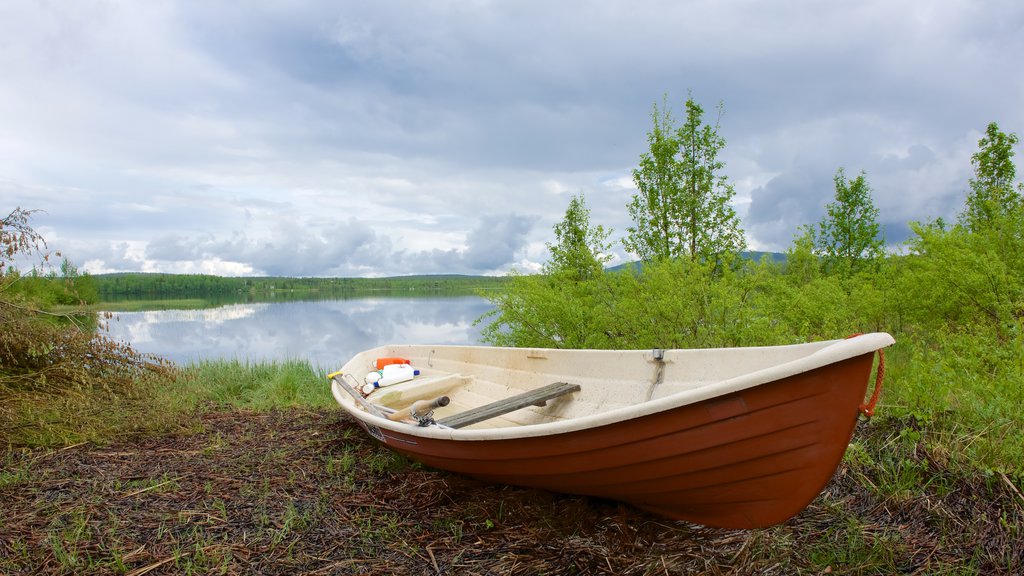 Äkäslompolo que incluye escenas tranquilas, un río o arroyo y kayak o canoa