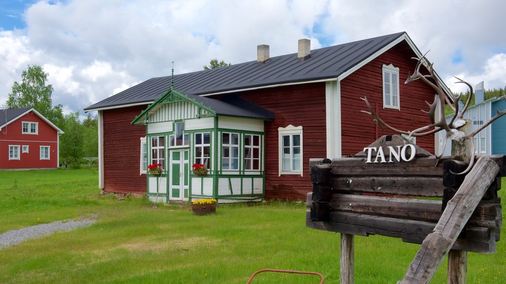 Akaslompolo featuring a house, a small town or village and signage