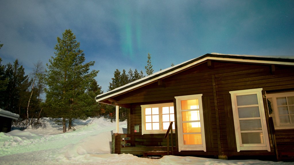 Kaaresuvanto showing a house, northern lights and snow