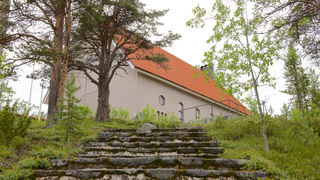 Enontekio kirke som viser kirke eller katedral og rolig landskap