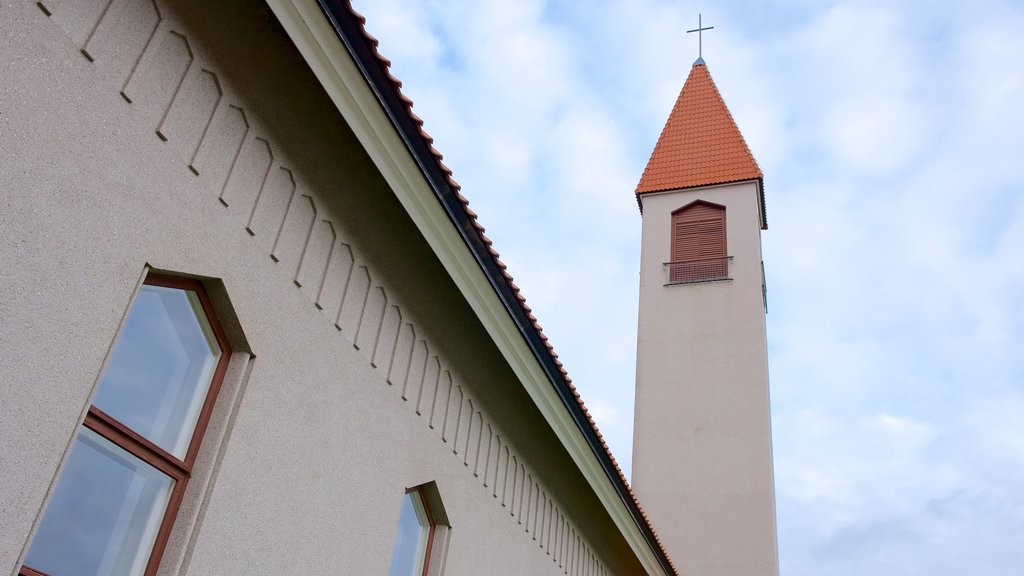 Église d\'Enontekio qui includes une église ou une cathédrale et éléments religieux