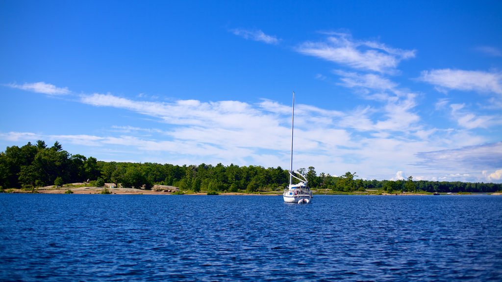 Georgian Bay Islands National Park ofreciendo vista a una isla, botes y una bahía o un puerto