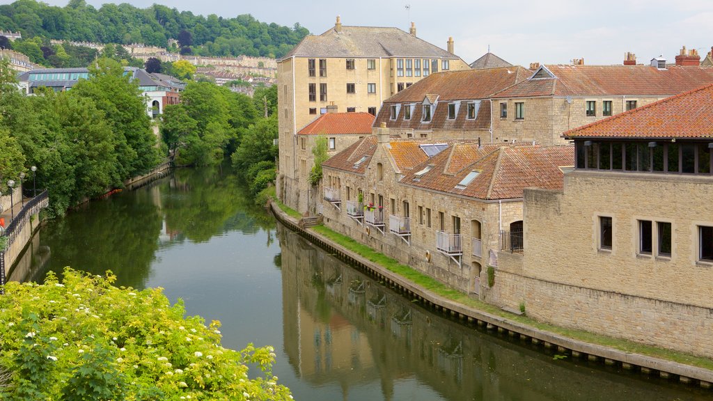 Puente de Pulteney mostrando un río o arroyo y una pequeña ciudad o aldea