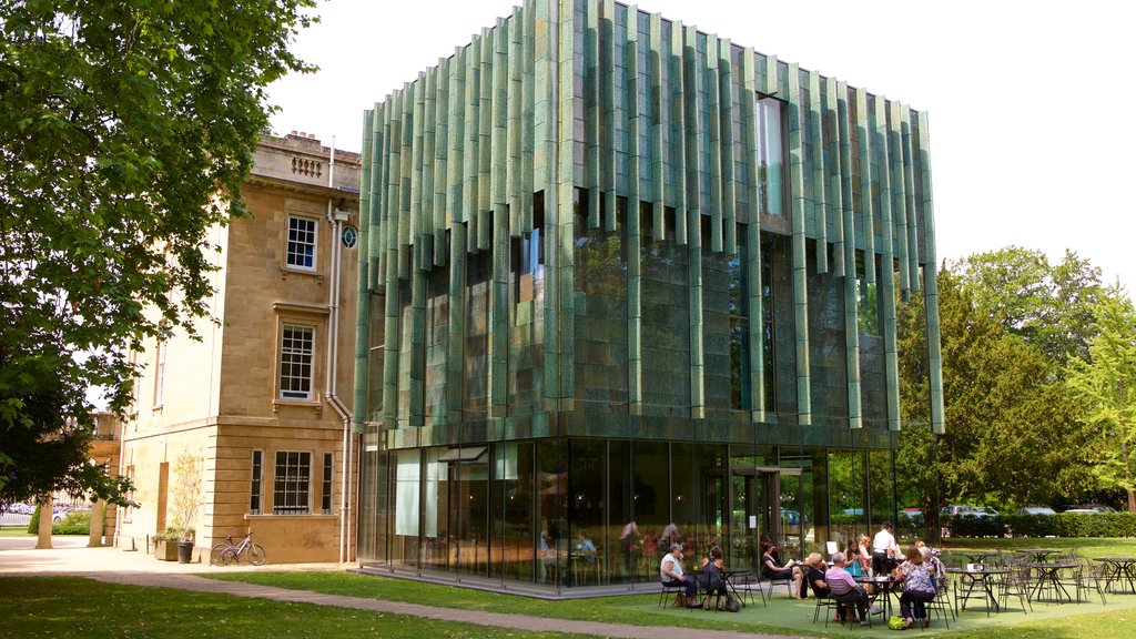 The Holburne Museum mostrando arquitectura moderna y escenas de café