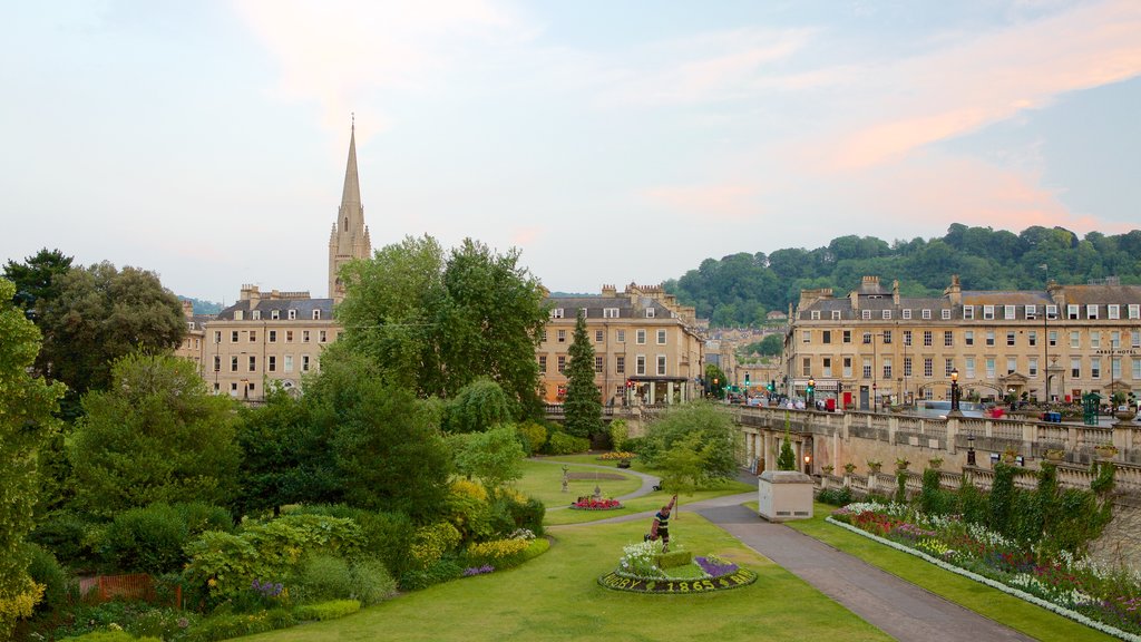 Parade Gardens showing a castle, heritage architecture and a garden