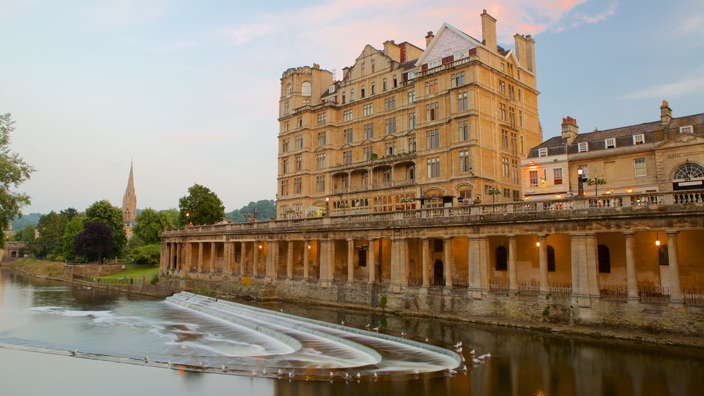 Pulteney Bridge showing a river or creek, château or palace and heritage architecture