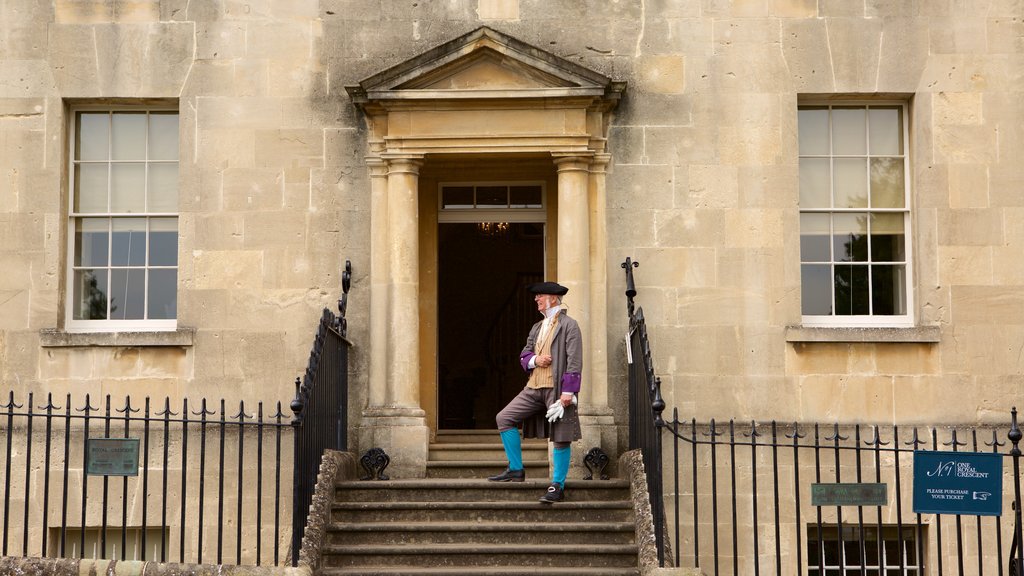 No. 1 Royal Crescent que incluye una casa y elementos del patrimonio y también un hombre