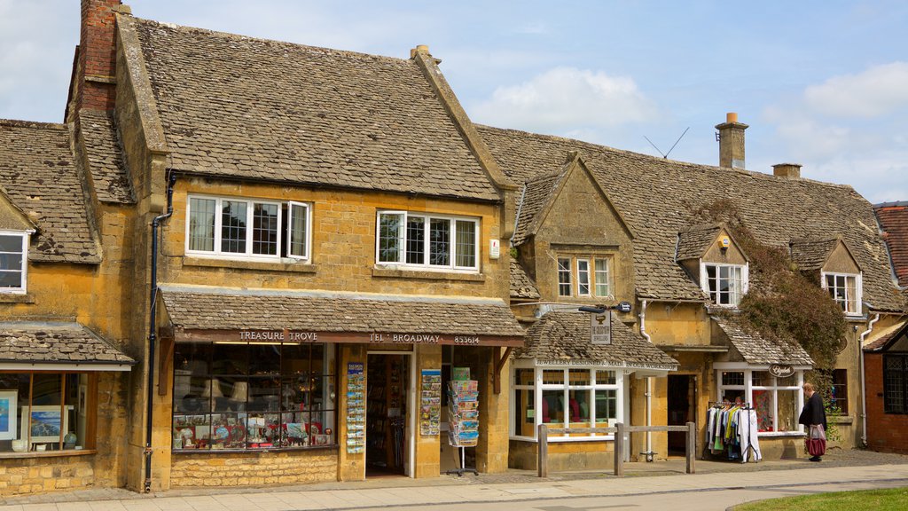 Broadway showing markets and heritage elements