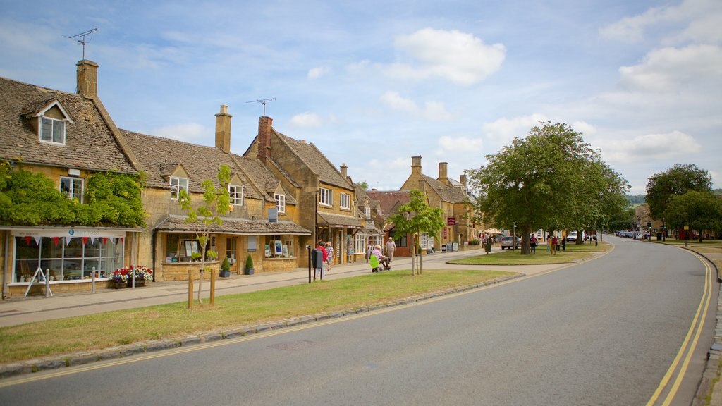 Broadway showing a small town or village and street scenes