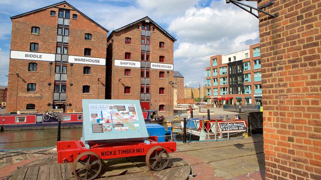 National Waterways Museum que incluye señalización y un río o arroyo