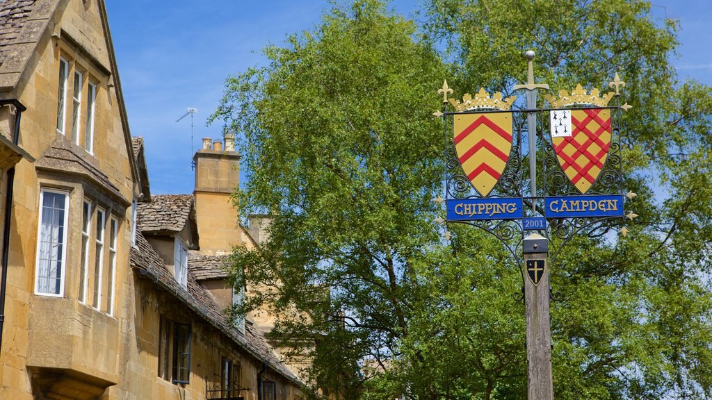 Chipping Campden que inclui sinalização e uma cidade pequena ou vila