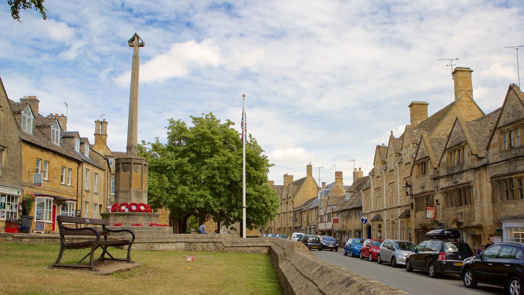 Chipping Campden featuring a memorial, street scenes and a small town or village