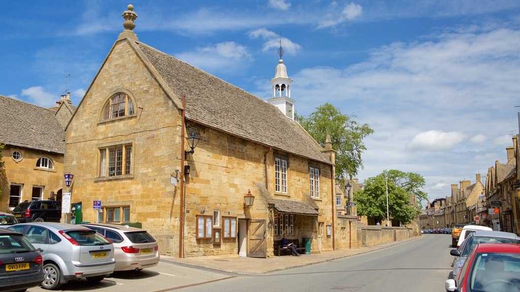 Chipping Campden featuring street scenes, heritage elements and a small town or village