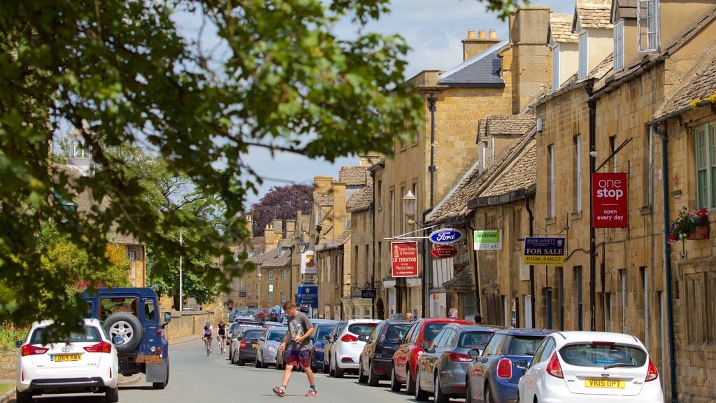 Chipping Campden som viser liten by eller landsby og gatescener i tillegg til en mann