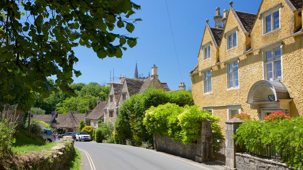 Castle Combe que incluye elementos del patrimonio, una casa y una pequeña ciudad o pueblo