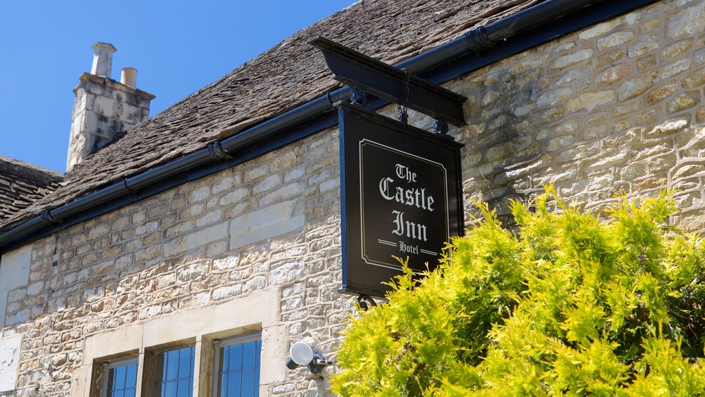 Castle Combe que inclui sinalização, elementos de patrimônio e um hotel