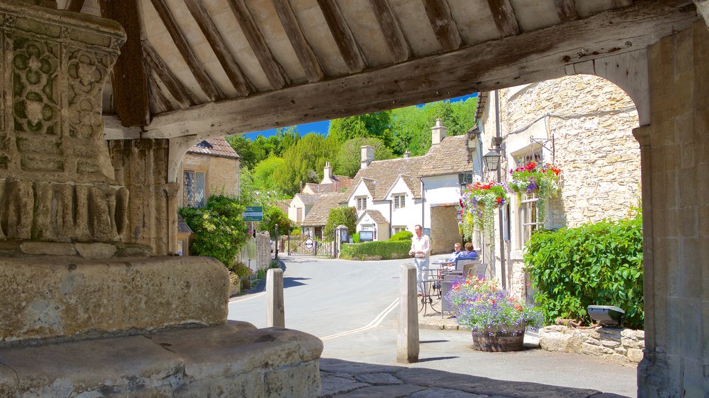 Castle Combe showing a small town or village, street scenes and heritage elements