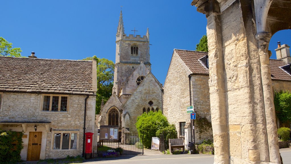 Castle Combe que inclui uma igreja ou catedral, elementos de patrimônio e uma cidade pequena ou vila