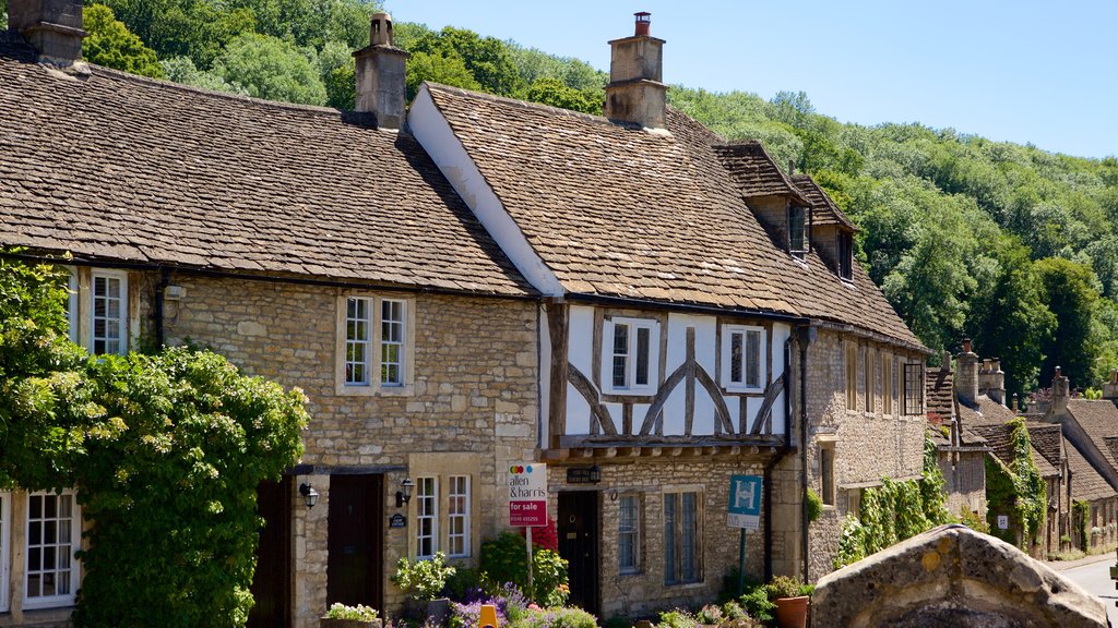 Castle Combe que incluye elementos patrimoniales, una pequeña ciudad o aldea y un hotel