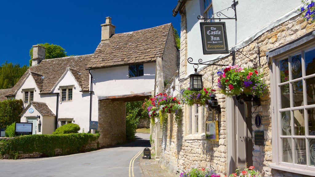 Castle Combe que incluye una pequeña ciudad o aldea, imágenes de calles y un hotel