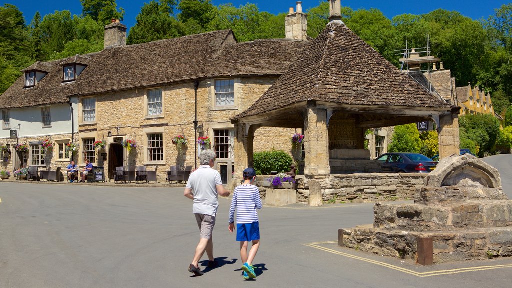 Castle Combe ofreciendo una pequeña ciudad o aldea, elementos patrimoniales y una plaza