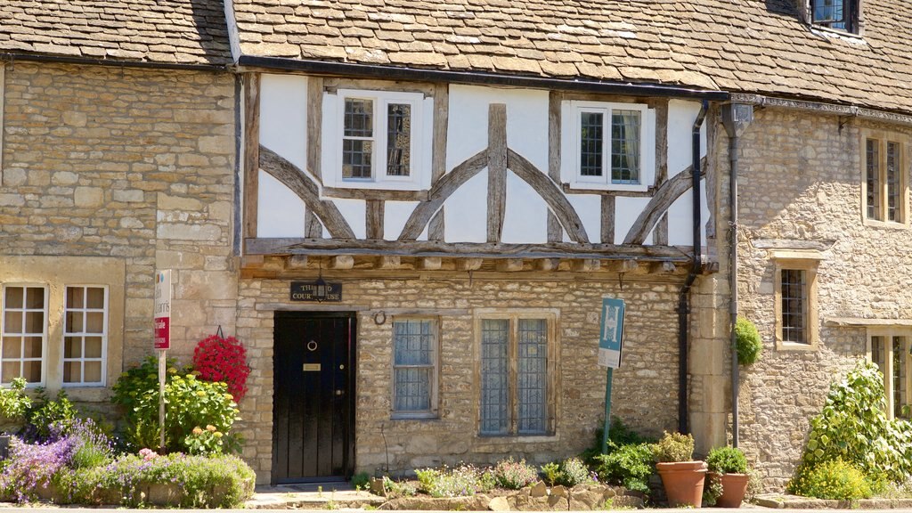 Castle Combe caracterizando elementos de patrimônio e um hotel