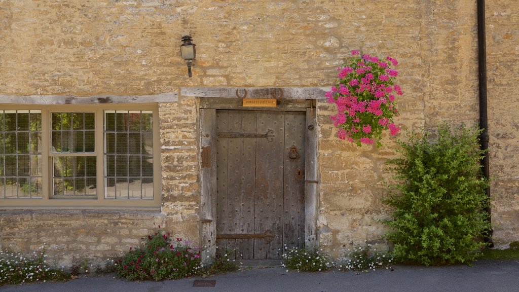 Castle Combe showing heritage elements