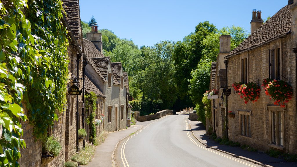 Castle Combe showing a house, street scenes and a small town or village