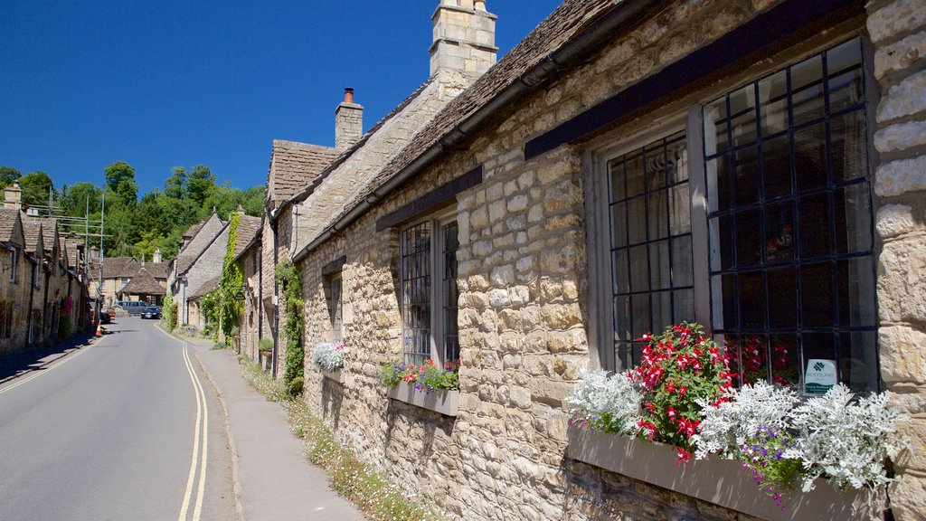 Castle Combe ofreciendo una pequeña ciudad o pueblo, escenas urbanas y elementos del patrimonio