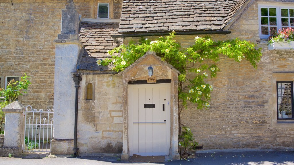 Castle Combe mettant en vedette éléments du patrimoine et une maison