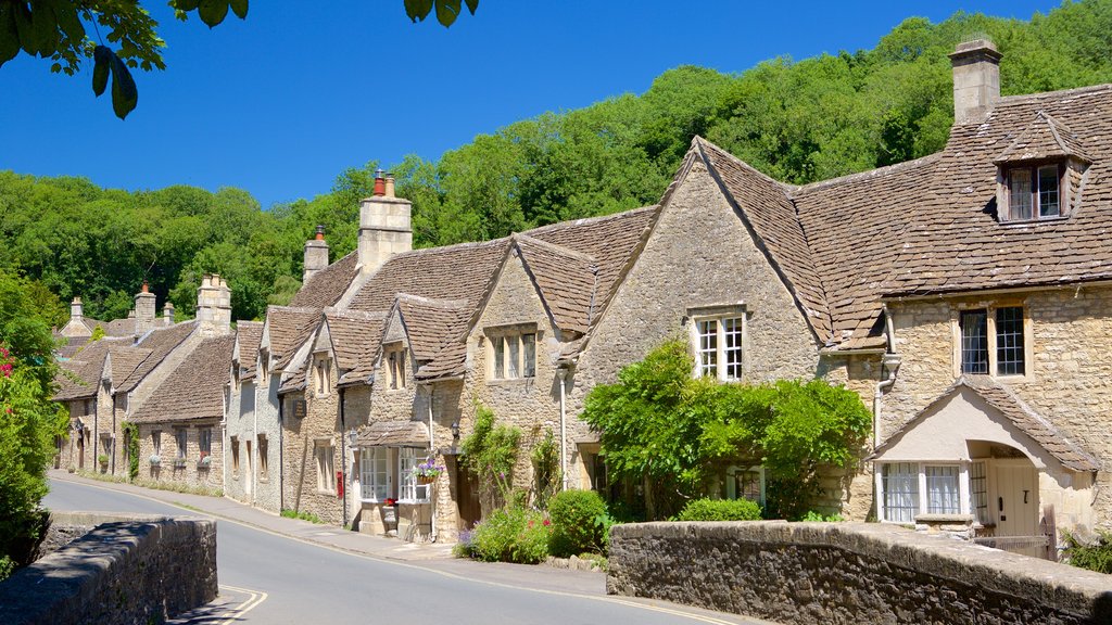 Castle Combe caracterizando cenas de rua, elementos de patrimônio e uma casa