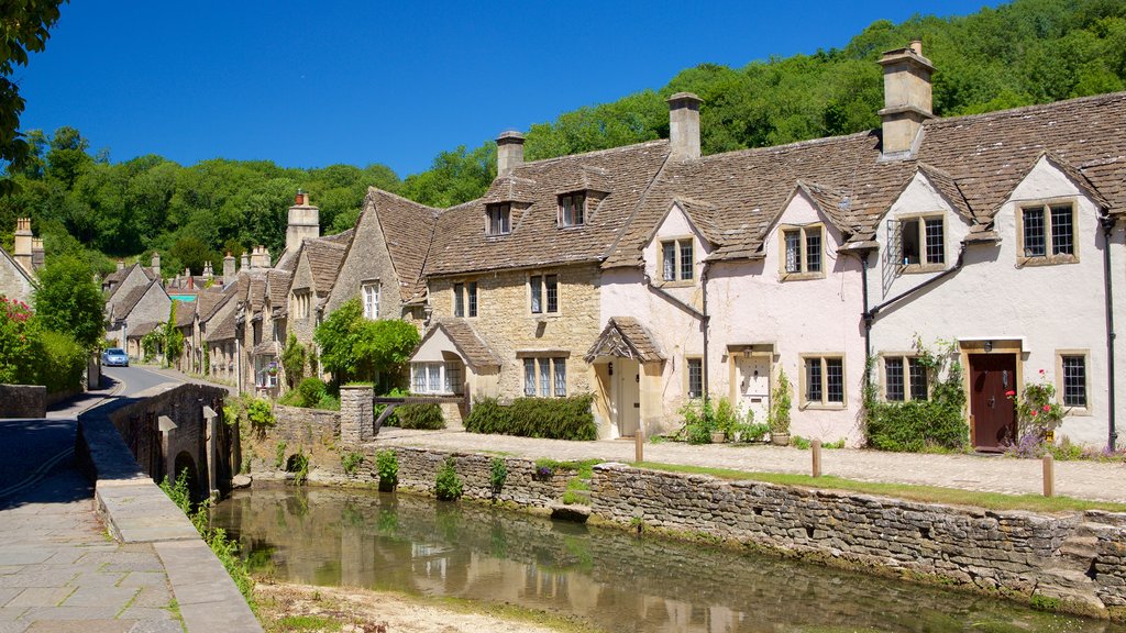 Castle Combe ofreciendo un río o arroyo, una pequeña ciudad o aldea y una casa