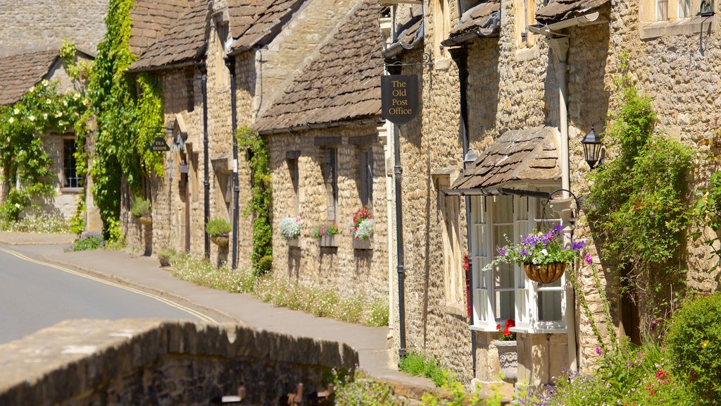 Castle Combe que inclui uma cidade pequena ou vila, uma casa e elementos de patrimônio