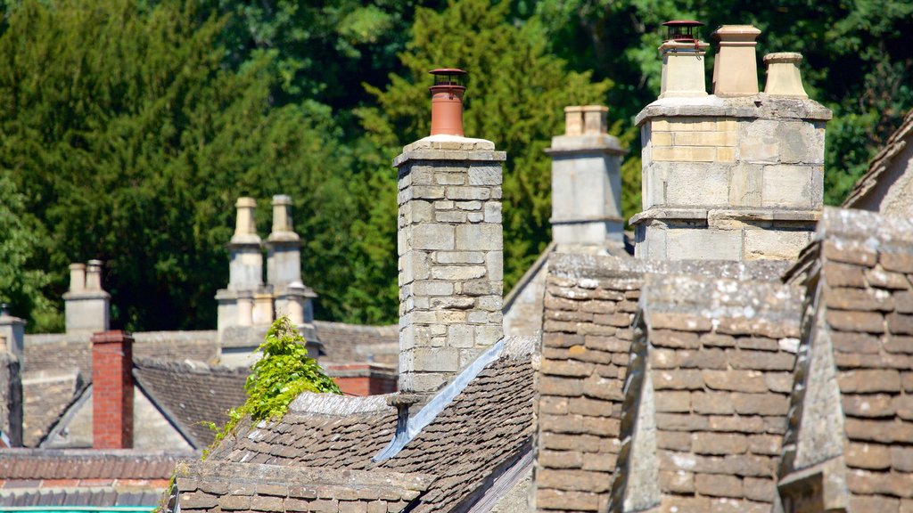 Castle Combe montrant une petite ville ou un village et éléments du patrimoine