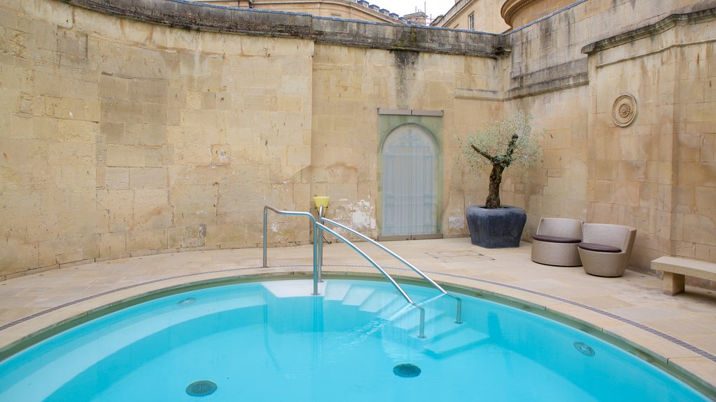 Thermae Bath Spa caracterizando um spa diário e uma piscina