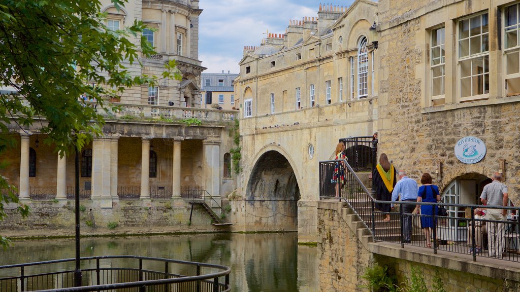 Pulteney Bridge johon kuuluu vanha arkkitehtuuri, joki tai puro ja perintökohteet