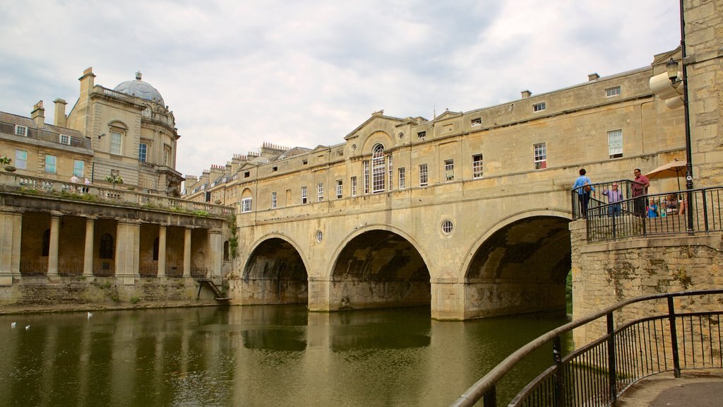 Pulteney Bridge joka esittää silta, kaupunki ja joki tai puro