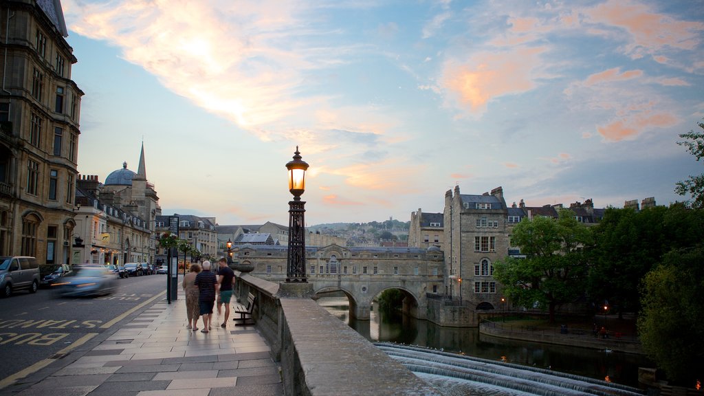 Pulteney Bridge joka esittää joki tai puro, katunäkymät ja silta