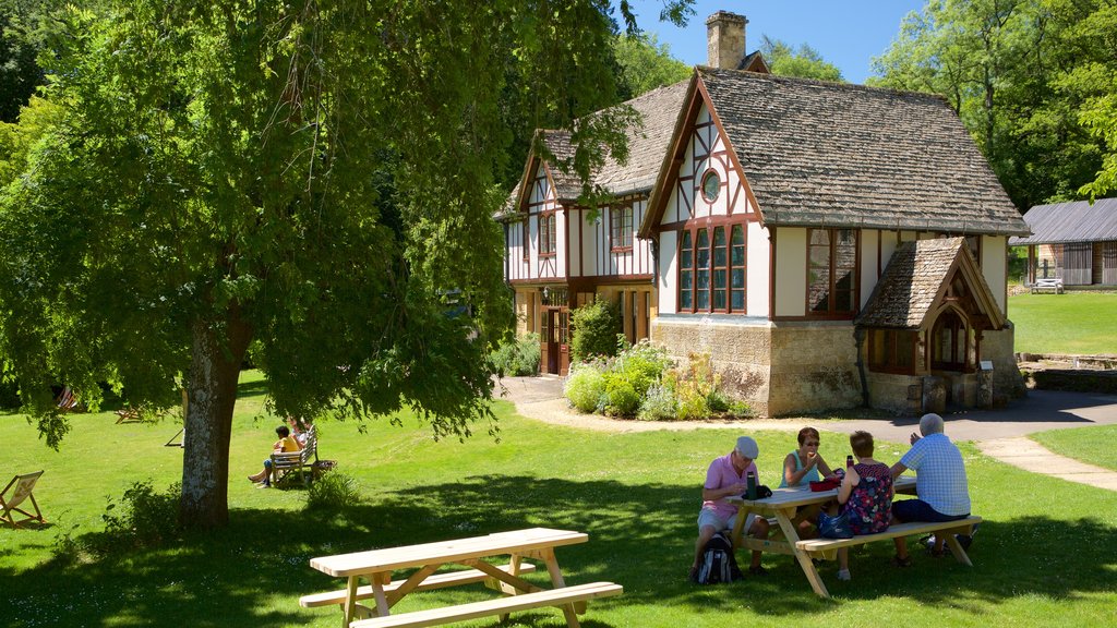 Chedworth Roman Villa que inclui elementos de patrimônio, uma casa e jantar ao ar livre