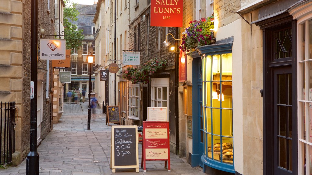 Sally Lunn\'s mostrando señalización, una ciudad y imágenes de calles