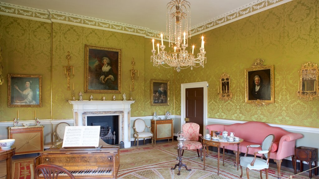 No. 1 Royal Crescent showing heritage elements, a castle and heritage architecture