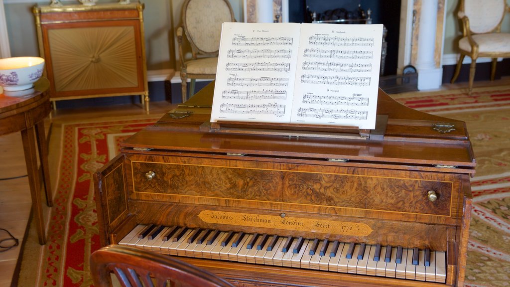 No. 1 Royal Crescent showing music, a castle and heritage elements