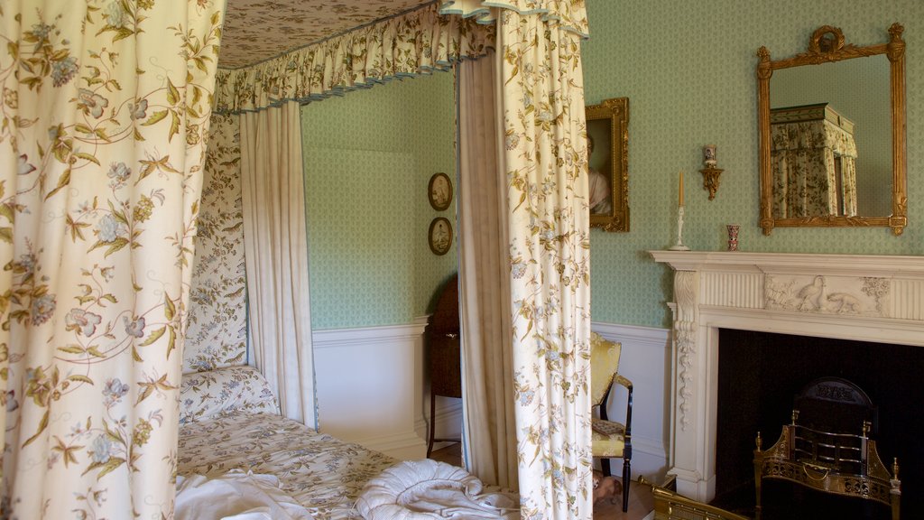 No. 1 Royal Crescent showing a castle, heritage elements and interior views