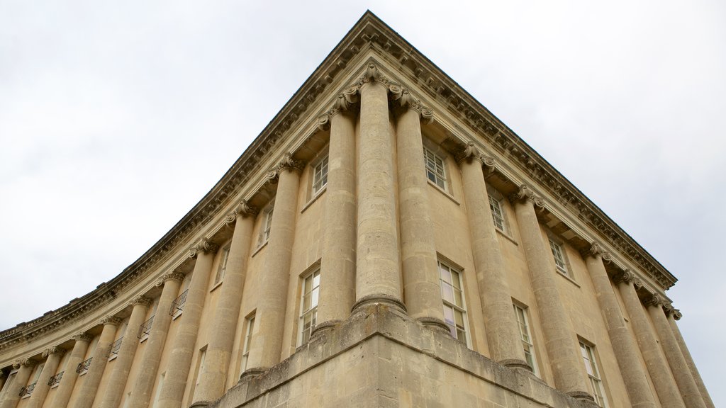 No. 1 Royal Crescent mostrando patrimonio de arquitectura, elementos del patrimonio y un castillo