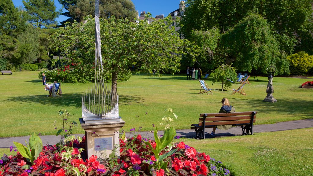 Parade Gardens que incluye un jardín, una estatua o escultura y elementos del patrimonio