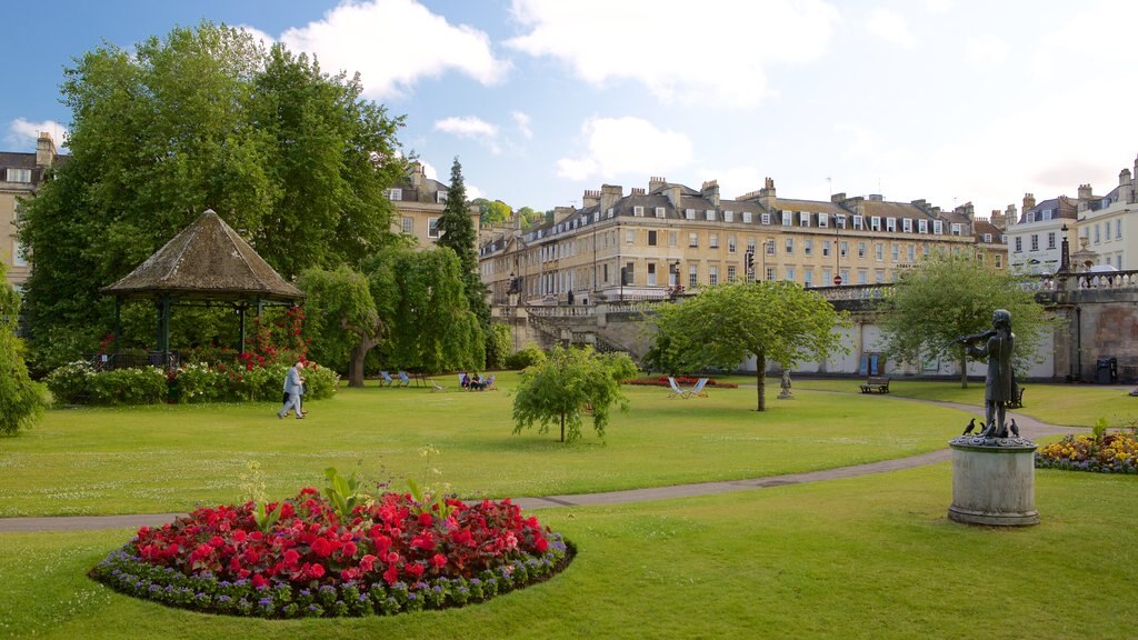 Parade Gardens showing heritage elements, flowers and a statue or sculpture