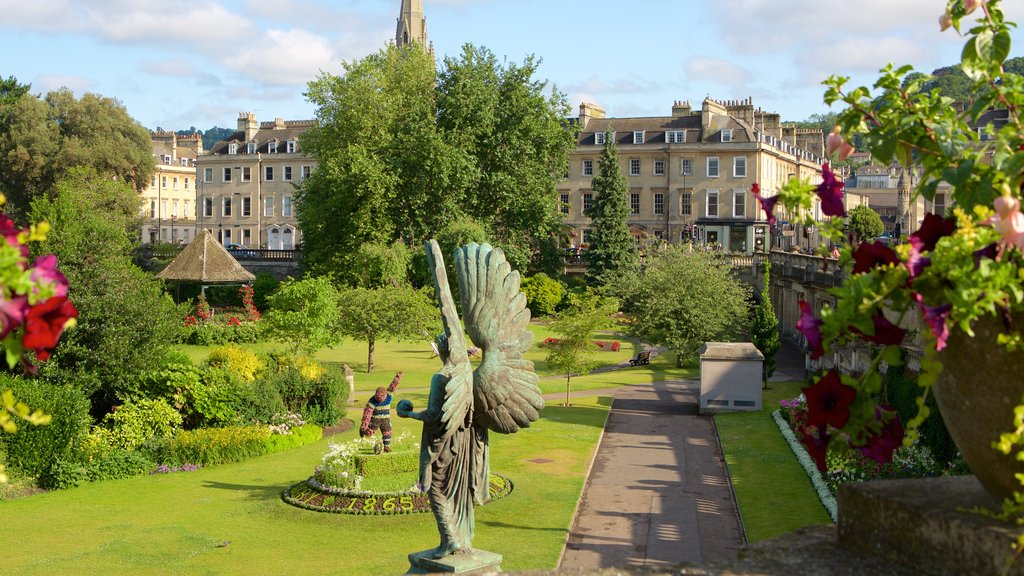 Parade Gardens que incluye elementos del patrimonio, un jardín y una estatua o escultura