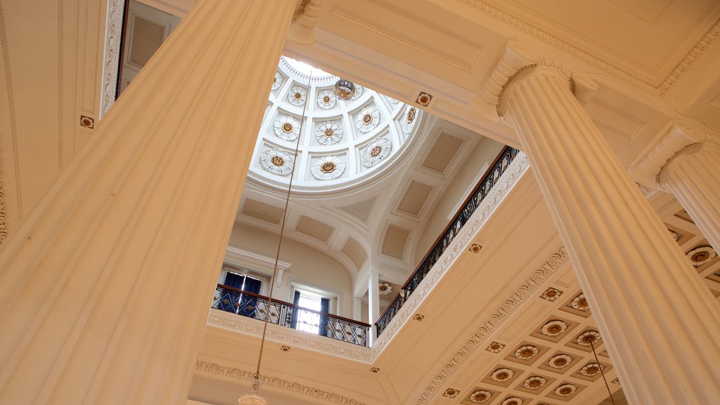 Pitville Pump Room que inclui arquitetura de patrimônio, vistas internas e elementos de patrimônio