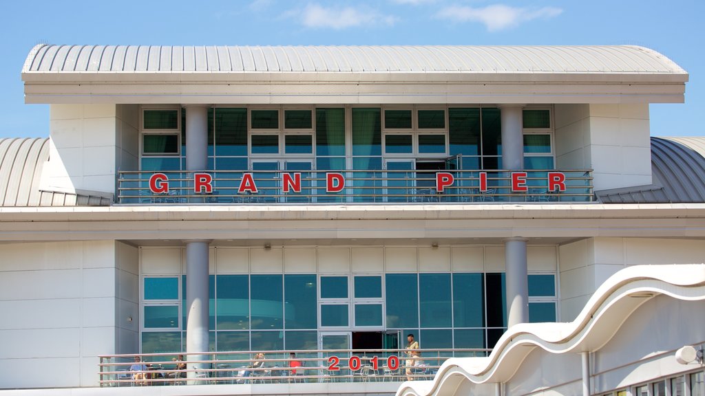 The Grand Pier showing views and signage